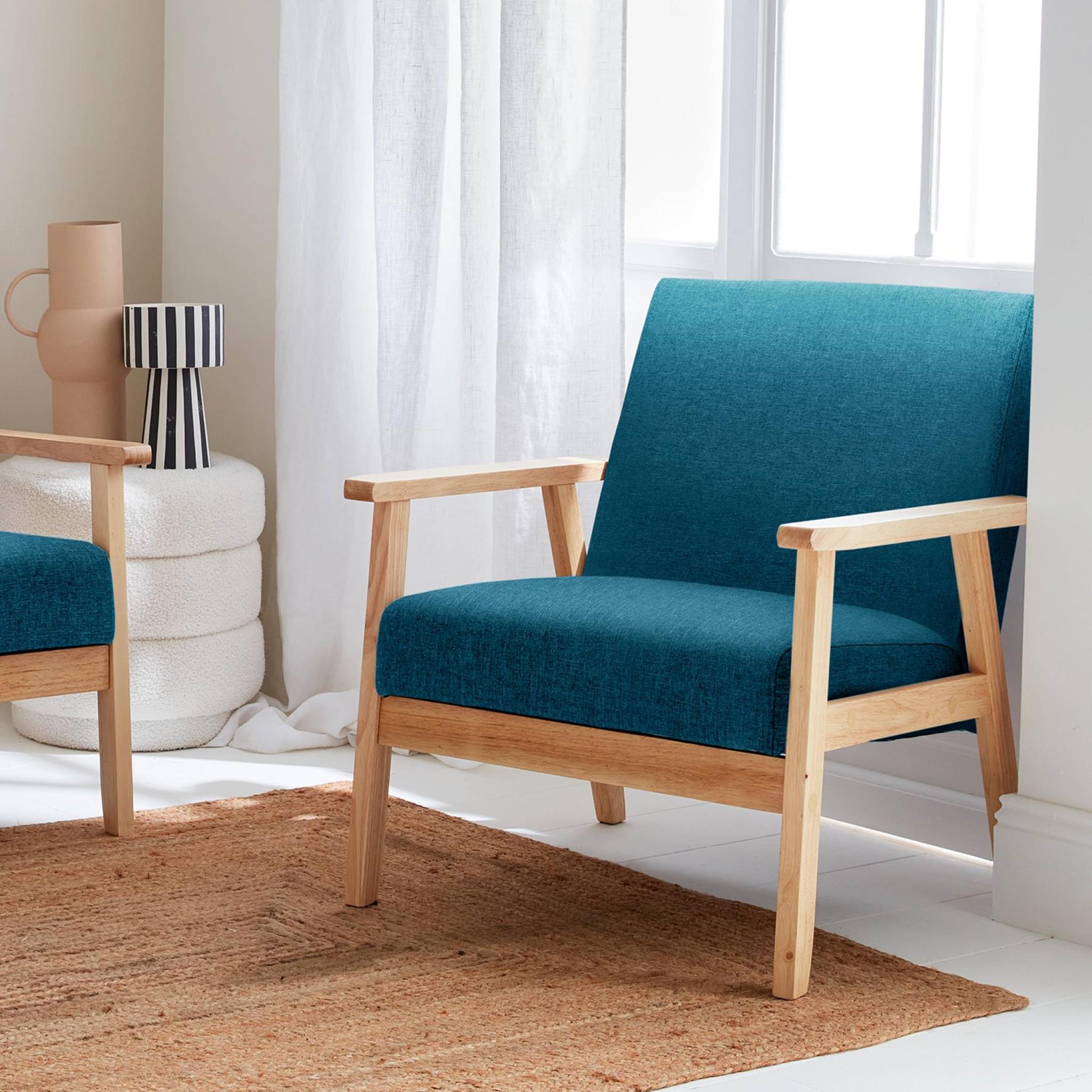 sweeek - Houten fauteuil met stoffen zitting