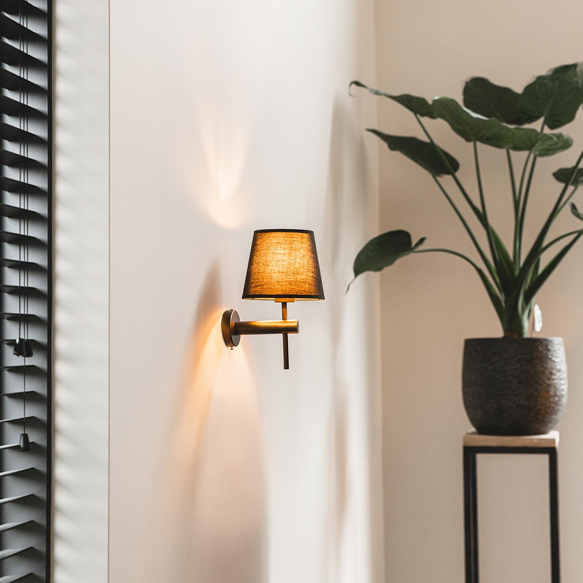 QAZQA Moderne wandlamp zwart incl. kap met gouden binnenkant - Pluk