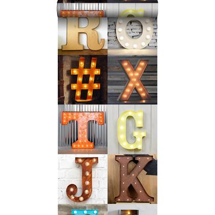 ESTAhome XXL behang houten marquee letters oranje, beige, grijs, rood