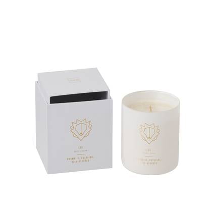 J-Line geurkaars Astro Leeuw - Sapphire Amber Tea - - 50U Wit