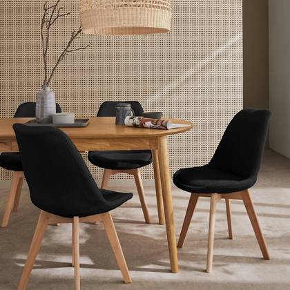 sweeek - Scandinavische boucléstoel met houten poten (set van 4) Zwart